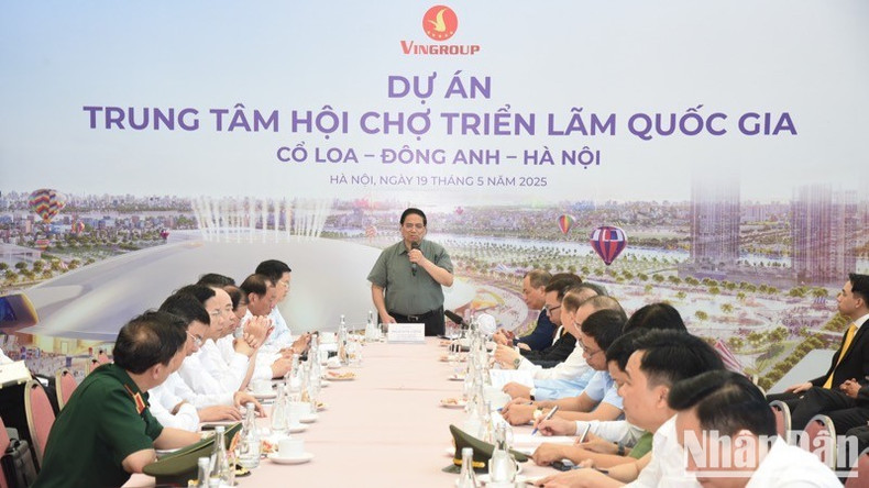 Премьер-министр Фам Минь Тьинь выступает на заседании. Фото: Чан Хай