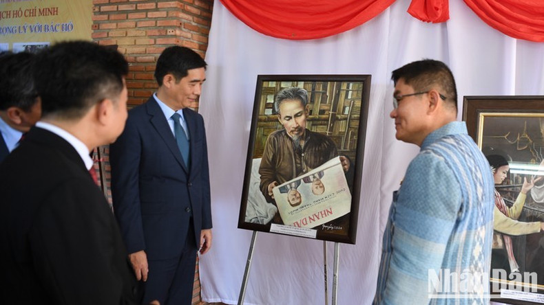 Делегаты посещают выставку «Добрые отношения художника Дао Чонг Ли к Дяде Хо». Делегаты посещают выставку «Добрые отношения художника Дао Чонг Ли к Дяде Хо».