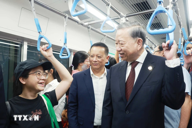 Генеральный секретарь ЦК КПВ То Лам разговаривает с жителями города. Фото: ВИА