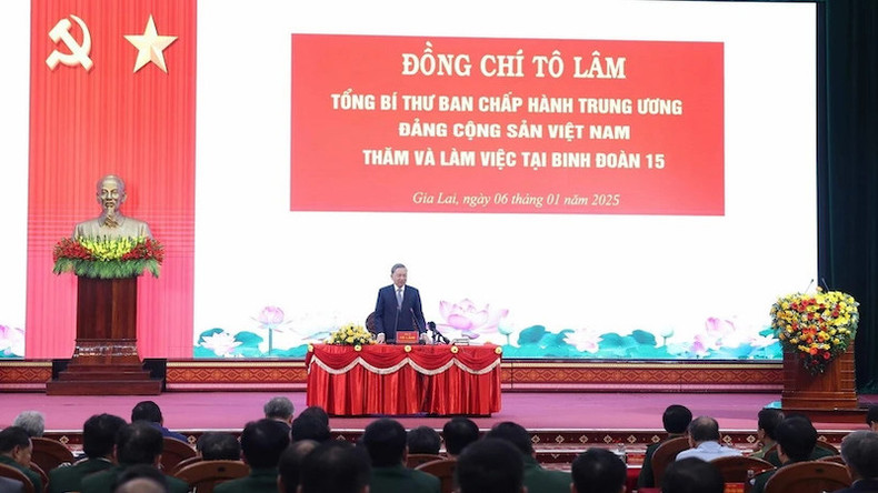 Генеральный секретарь ЦК КПВ То Лам выступает на На рабочей встрече с 15-м соединением. Фото: ВИА