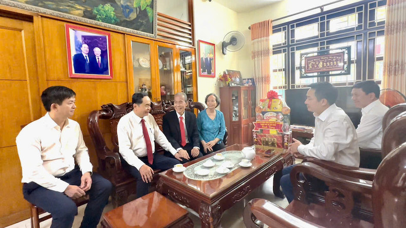 Председатель НС Чан Тхань Ман беседует с членами семьм покойного Председателя НС Нгуен Хыу Тхо. Фото: quochoi.vn Председатель НС Чан Тхань Ман беседует с членами семьм покойного Председателя НС Нгуен Хыу Тхо. Фото: quochoi.vn