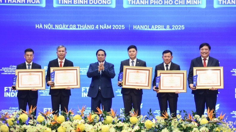 Премьер-министр Фам Минь Тьинь вручает похвальные грамоты 5 провинциям и городам за выдающиеся достижения в оценке результатов внедрения Индекса ССТ 2024 года. Фото: Чан Хай Премьер-министр Фам Минь Тьинь вручает похвальные грамоты 5 провинциям и городам за выдающиеся достижения в оценке результатов внедрения Индекса ССТ 2024 года. Фото: Чан Хай