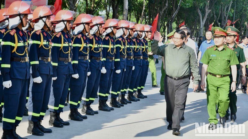 Премьер-министр Фам Минь Тьинь посещает силы общественной безопасности, тренирующиеся перед парадом. Фото: Тхань Жанг