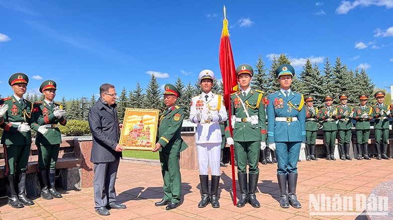 Посол Вьетнама в России Данг Минь Кхой посетил военнослужащих Вьетнаской народной армии, который примут участие в Параде Победы на Красной площади. Фото: Суан Хынг Посол Вьетнама в России Данг Минь Кхой посетил военнослужащих Вьетнаской народной армии, который примут участие в Параде Победы на Красной площади. Фото: Суан Хынг