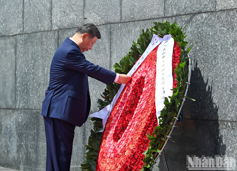 Генеральный секретарь ЦК КПК, Председатель Китая Си Цзиньпин почитает память Президенте Хо Ши Мина. Генеральный секретарь ЦК КПК, Председатель Китая Си Цзиньпин почитает память Президенте Хо Ши Мина.