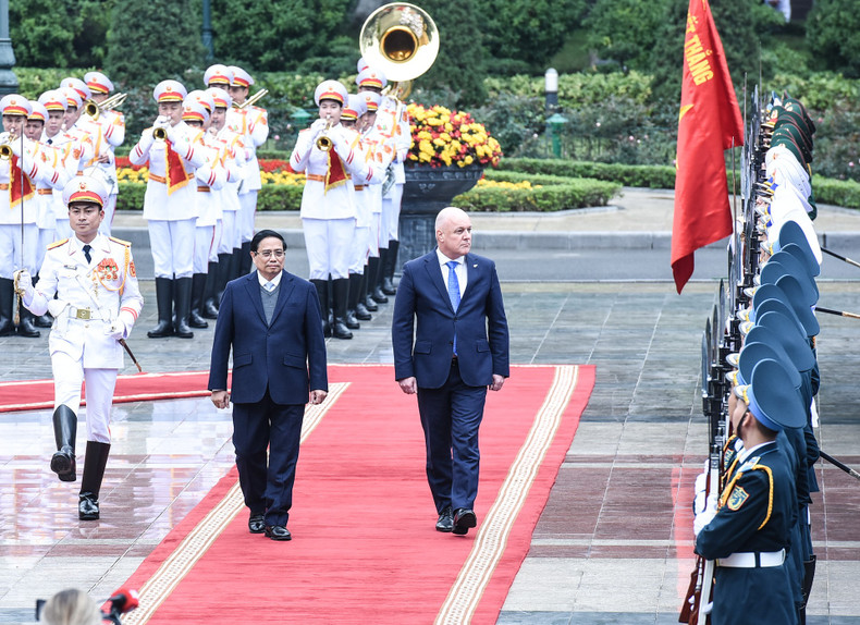 Оба руководителя обходят строй почетного караула. Фото: Чан Хай