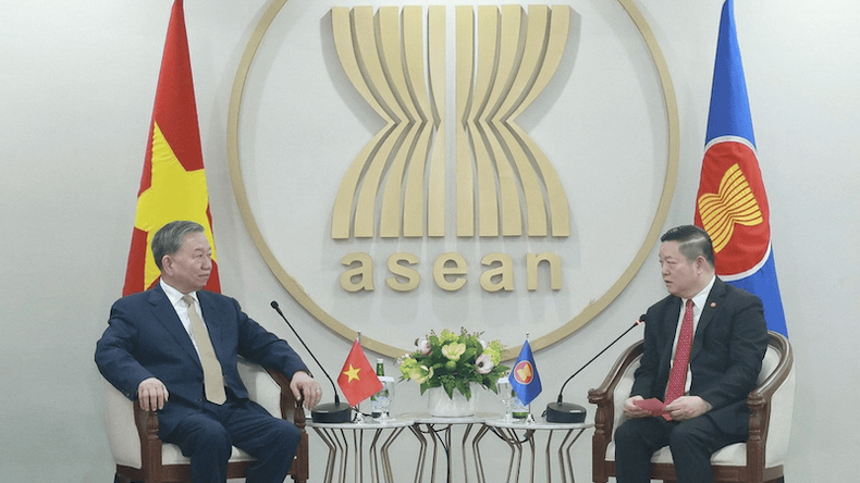 Генеральный секретарь ЦК КПВ То Лам и Генеральный секретарь АСЕАН Као Ким Хорн. Фото: ВИА