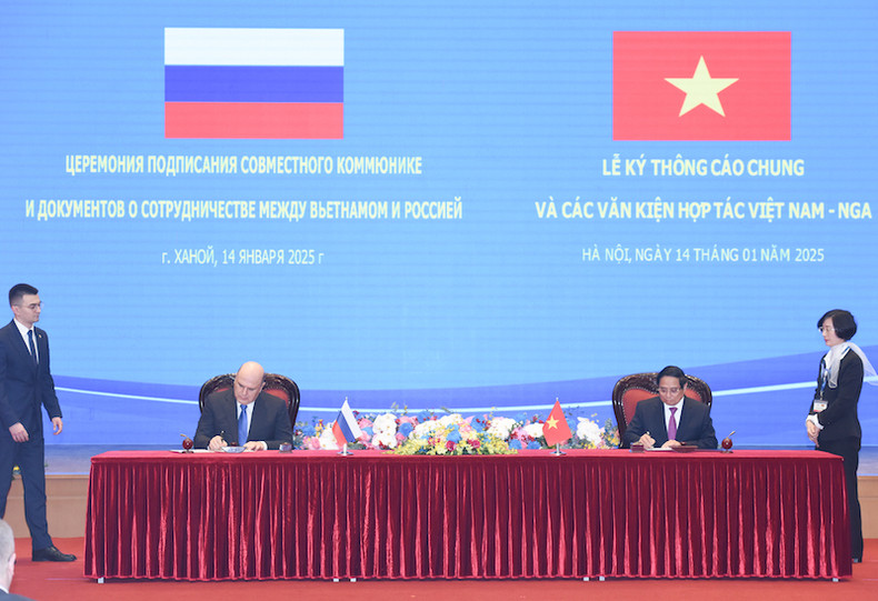 Оба руководителя подписывают Совместного коммюнике. Фото: Чан Хай Оба руководителя подписывают Совместного коммюнике. Фото: Чан Хай