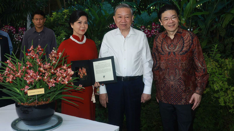 Генеральный секретарь ЦК КПВ То Лам с супругой и Премьер-министр Сингапура Лоуренс Вонг на церемонии наименования орхидеи: ВИА