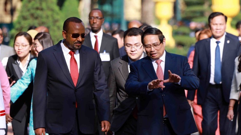 Премьер-министр Фам Минь Тьинь и Премьер-министр Эфиопии Абий Ахмед Али на церемонии встречи. Фото: ВИА