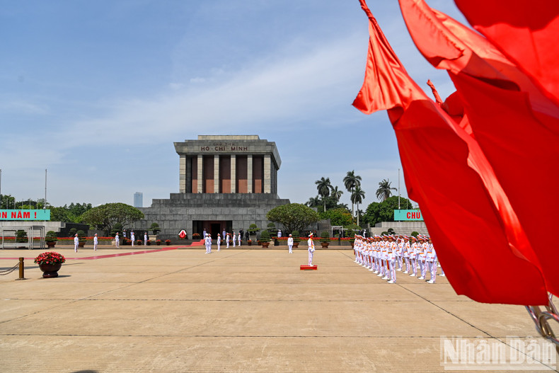 Общий вид церемонии на площади Бадинь Общий вид церемонии на площади Бадинь