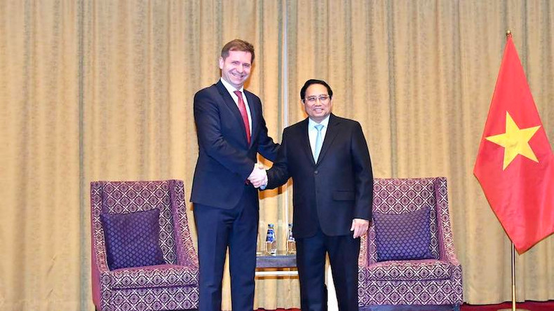 Премьер-министр Фам Минь Тьинь и и.о. председателя авиакомпании LOT Михал Фиол. Фото: Тхань Жанг Премьер-министр Фам Минь Тьинь и и.о. председателя авиакомпании LOT Михал Фиол. Фото: Тхань Жанг