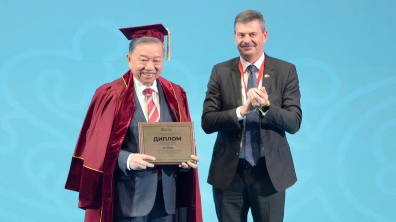 Генеральный секретарь ЦК КПВ То Лам стал почетным профессором РАНХиГС. Фото: ВИА