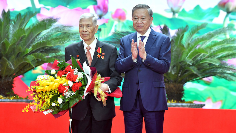 Генеральный секретарь ЦК КПВ То Лам вручает почетный знак «80 лет членства в КПВ» товарищу Данг Куан Тхюи. Фото: Данг Кхоа