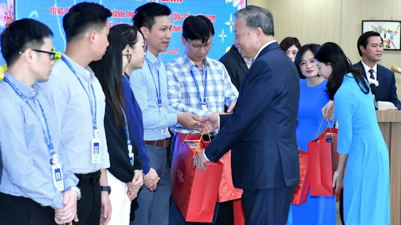 Генеральный секретарь ЦК КПВ вручает новогодние подарки рабочим в провинции Бакнинь. Фото: Данг Кхоа