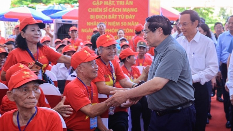 Премьер-министр Фам Минь Тьинь и участники встречи. Фото: VGP