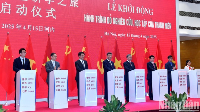 Церемония запуска проекта «Красный путь молодежи по исследованию и изучению». Фото: Данг Кхоа