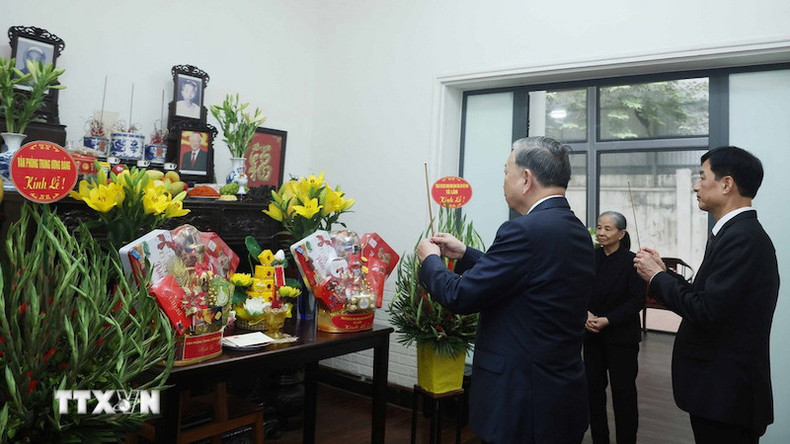 Генеральный секретарь ЦК КПВ То Лам выражает глубокую благодарность за большой вклад и заслуги товарища Нгуен Фу Чонга – выдающегося лидера, яркого примера изучения и следования идеологии, нравственности и стиля Президента Хо Ши Мина. Фото: ВИА