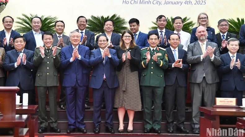 Премьер-министр Фам Минь Тьинь, отечественные и международные делегаты.