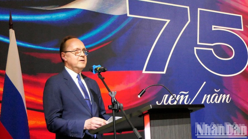 Посол Геннадий Бездетко выступает на церемонии. Посол Геннадий Бездетко выступает на церемонии.