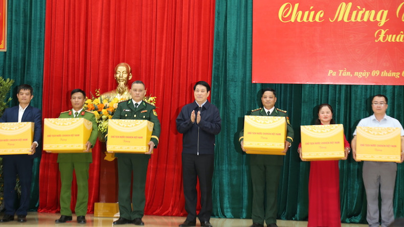 Президент Лыонг Кыонг вручает подарки органами в общине Патан. Президент Лыонг Кыонг вручает подарки органами в общине Патан.