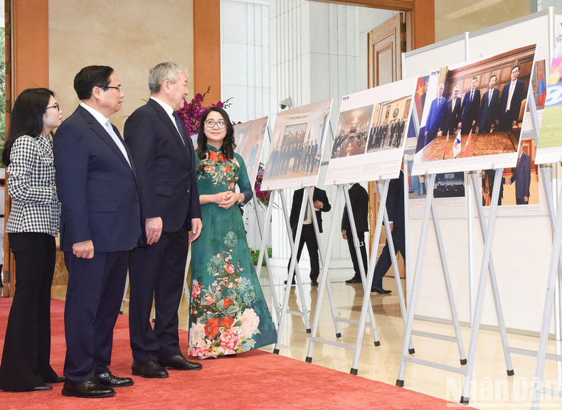 Оба Премьер-министра рассматривают фотографии, посвященные сотрудничеству между двумя странами. Фото: Чан Хай Оба Премьер-министра рассматривают фотографии, посвященные сотрудничеству между двумя странами. Фото: Чан Хай