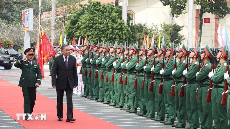 Генеральный секретарь ЦК КПВ То Лам обходит строй почетного караула. Фото: ВИА Генеральный секретарь ЦК КПВ То Лам обходит строй почетного караула. Фото: ВИА