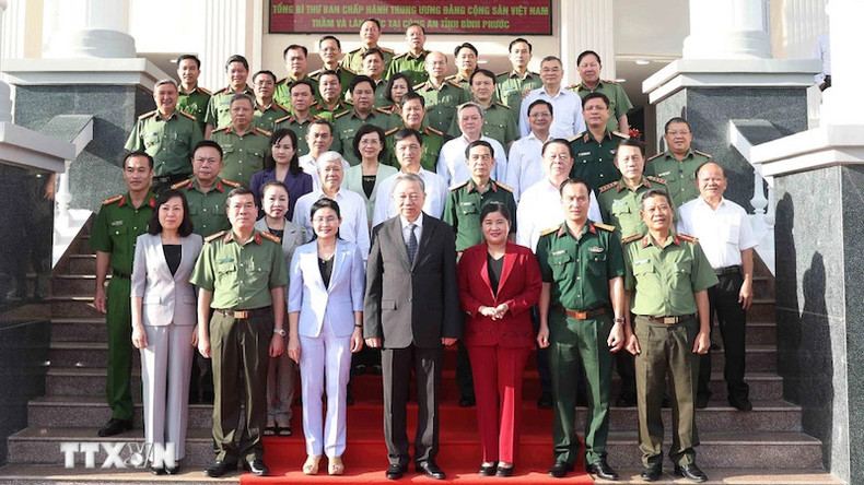 Генеральный секретарь ЦК КПВ То Лам и делегаты. Фото: ВИА Генеральный секретарь ЦК КПВ То Лам и делегаты. Фото: ВИА