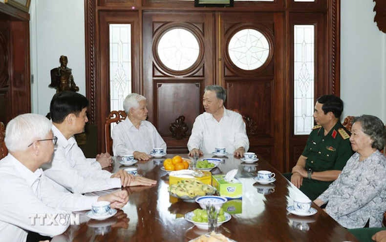Генеральный секретарь ЦК КПВ То Лам посещает бывшего Президента Нгуен Минь Чиета. Фото: ВИА Генеральный секретарь ЦК КПВ То Лам посещает бывшего Президента Нгуен Минь Чиета. Фото: ВИА
