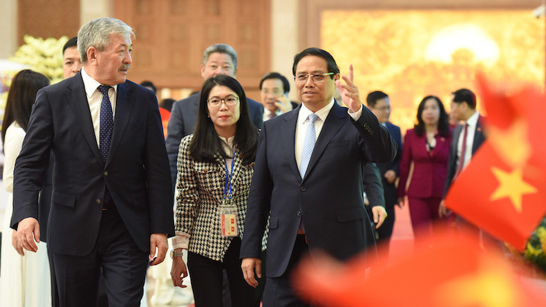 Премьер-министр Фам Минь Тьинь и Премьер-министр Адылбек Касымалиев. Фото: Чан Хай Премьер-министр Фам Минь Тьинь и Премьер-министр Адылбек Касымалиев. Фото: Чан Хай