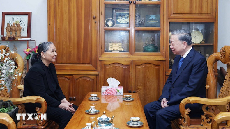 Генеральный секретарь То Лам и супруга покойного Генерального секретаря Нгуен Фу Чонга. Фото: ВИА