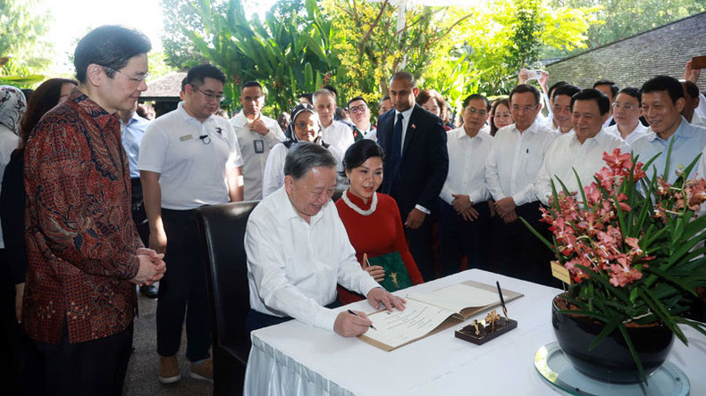 Генеральный секретарь ЦК КПВ То Лам оставляет запись в памятной книге. Фото: ВИА