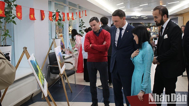 Генеральный консул Вьетнама в Екатеринбурге Нгуен Май Хыонг и российске друзья посещают фотовыставку, посвященную Вьетнаму. Фото: Суан Хынг