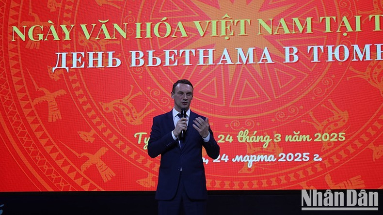 Заместитель губернатора Тюменской области Андрей Пантелеев выступает на мероприятии. Фото: Суан Хынг