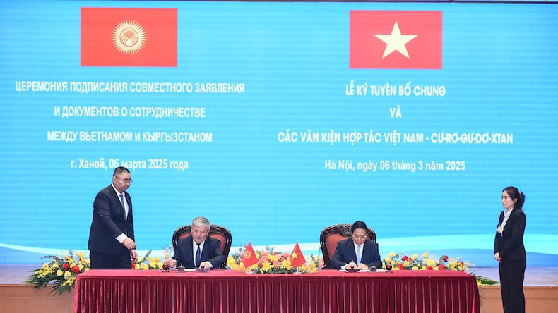 Оба руководителия подписывают совместное заявление по итогам официального визита Премьер-министр Адылбека Касымалиева. Фото: Чан Хай Оба руководителия подписывают совместное заявление по итогам официального визита Премьер-министр Адылбека Касымалиева. Фото: Чан Хай