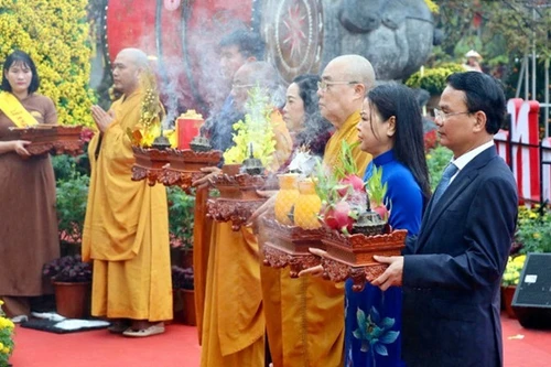 Делегаты выполняют ритуал зажигания благовоний, чтобы помолиться о мире в стране и благополучии народа. 