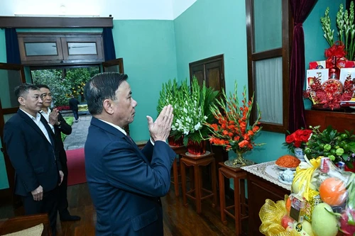 Постоянный член Секретариата Чан Кам Ту чтит память Президента Хо Ши Мина. Фото: Зюи Линь