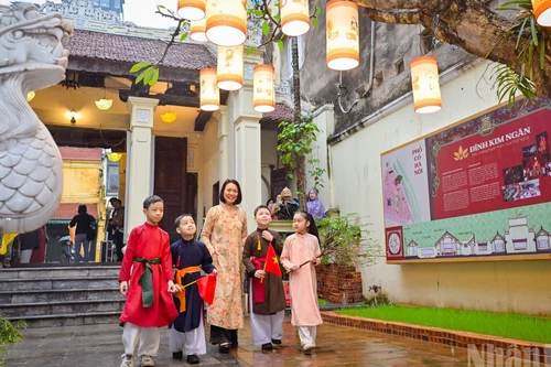 [Фото] Насыщенная атмосфера традиционного Тэта распространяется по всему Старому кварталу Ханоя