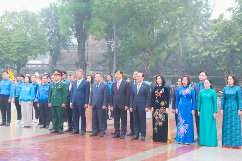 Руководители г. Ханоя возлагают венок к памятнику В. И. Ленину. Фото: hanoimoi.vn
