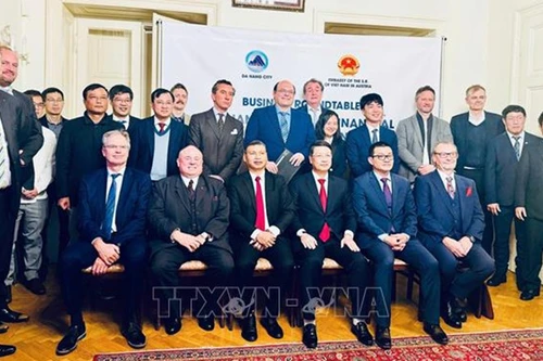 Делегаты фотографируются на память на беседе. Фото: ВИА