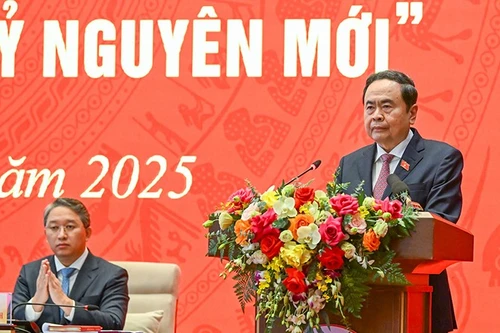 Председатель НС Чан Тхань Ман выступает на форуме. Фото: Зюи Линь