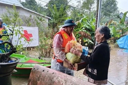 Силы оказывают помощь населению, пострадавшему от дождей и наводнений, в городе Хюэ. Фото: ВИА