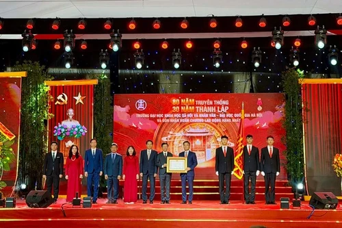 Вице-премьер Ле Тхань Лонг вручает Орден Труда первой степени Университету общественных и гуманитарных наук. Фото: Кюинь Нгуен