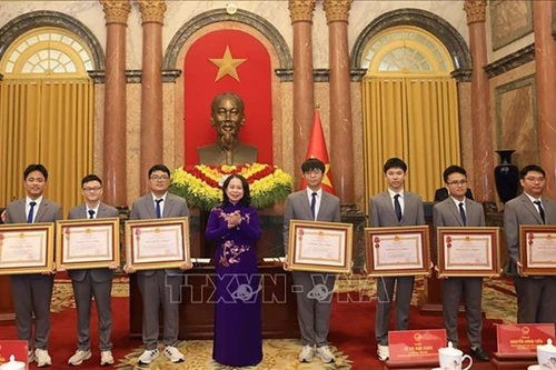 Вице-президент Во Тхи Ань Суан вручает Ордена Труда второй степени школьникам. Фото: ВИА