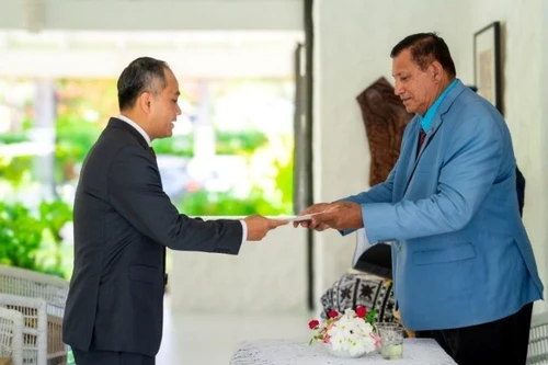 Посол Фан Минь Зянг вручает верительные грамоты г-ну Тому Марстерсу, представителю Короля Великобритании Карла III на Островах Кука. Фото: Посольство Вьетнама в Новой Зеландии