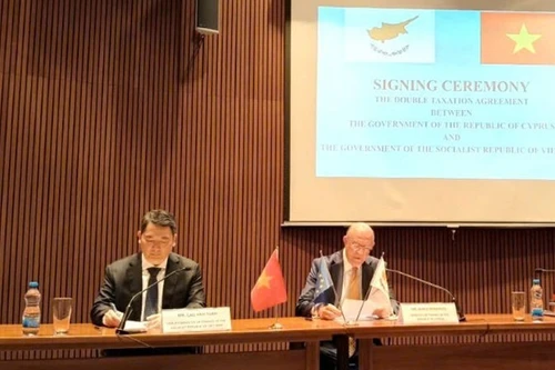 Заместитель министра финансов Вьетнама Као Ань Туан и Министр финансов Кипра Макис Кераванс подписывают соглашение об избежании двойного налогообложения. 