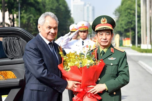 Генерал армии Фан Ван Зянг приветствует генерала армии Сергея Шойгу. 