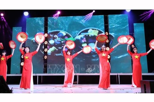 Танец с коническими шляпами под музыку «Hello Vietnam». Фото: ВИА