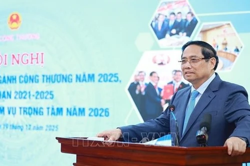 Премьер-министр Фам Минь Тьинь выступает на конференции по развертыванию ключевых задач на 2026 год отрасли промышленности и торговли. Фото: ВИА