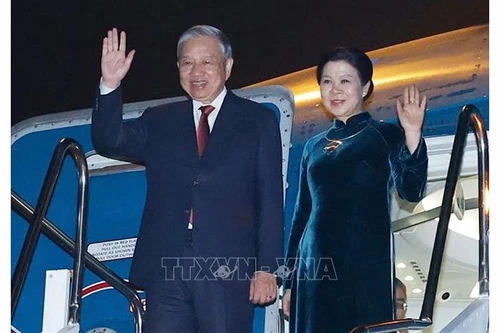 Генеральный секретарь ЦК КПВ То Лам с супругой в Международном аэропорту Ваттай. Фото: ВИА